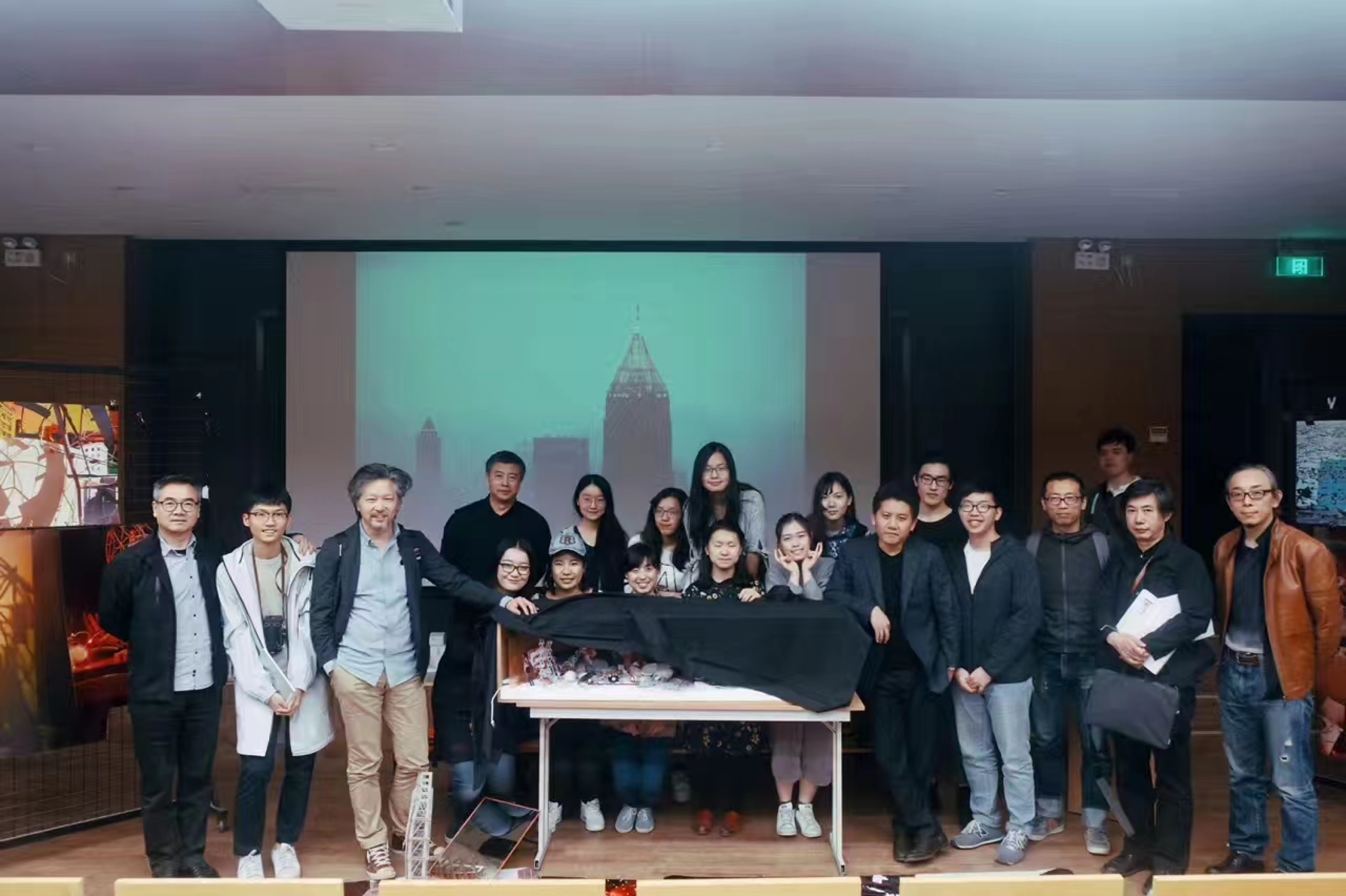 Xiaodu Liu and Zigeng Wang Jointly Guided the Third Year Open Course “Impact and Resistance: Strategies and Experiments for Urban Renewal in Old Nantou," at the School of Architecture of Tsinghua University