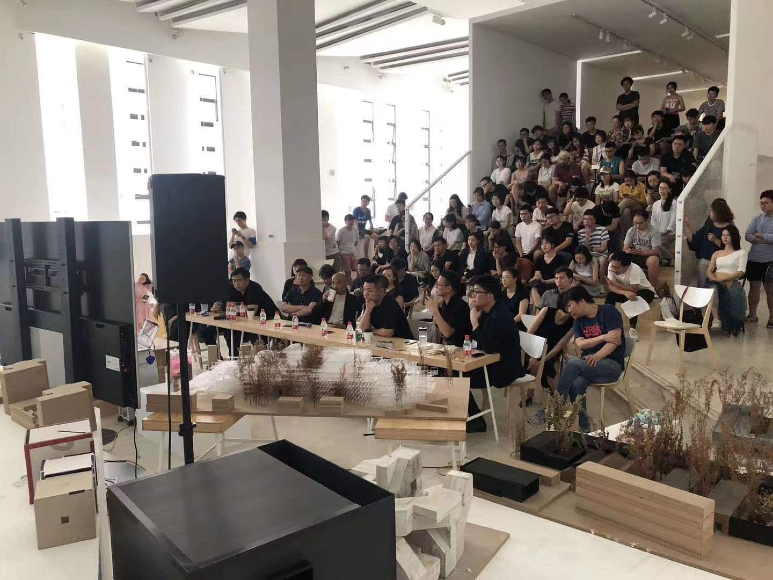 劉家琨と王子耕が中央美術学院三年生実験クラスのデザインコース「映画博物館」を共同指導