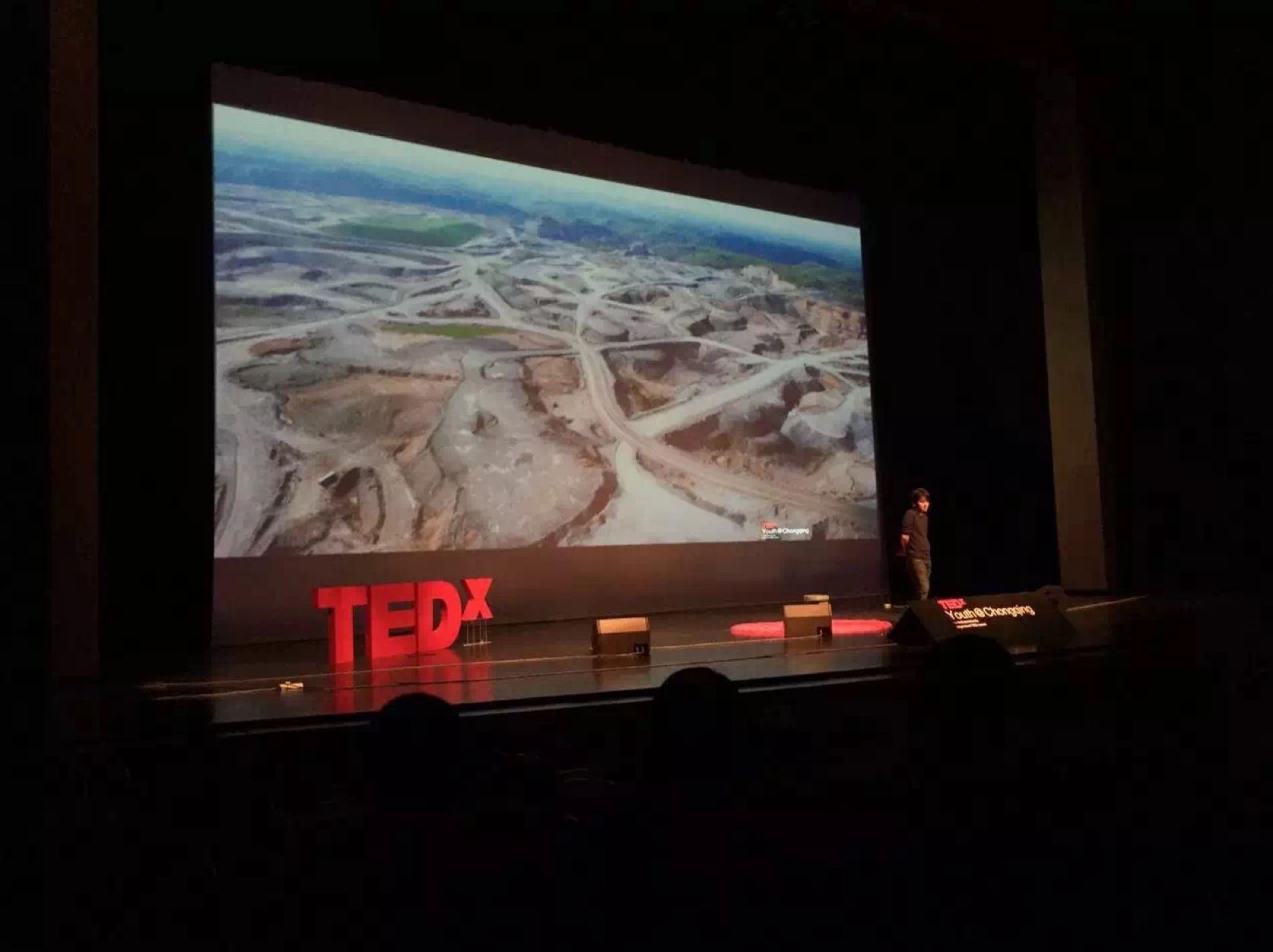 王子耕は招きを受け、TEDxChongqingにて講演「見て見ぬふり」を発表