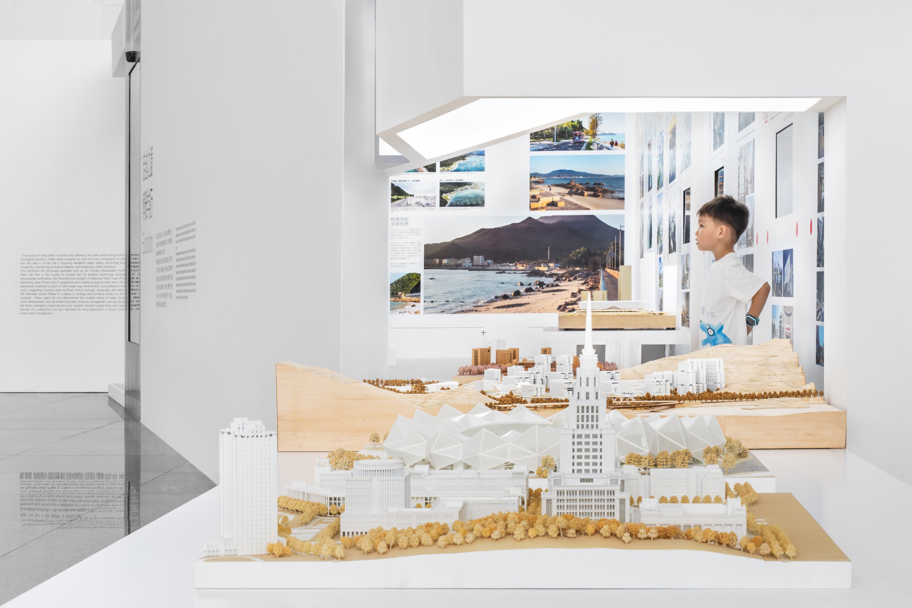 2024深圳公共建筑成果展近日于市民中心开幕，王子耕受邀担任策展人，PILLS负责展陈设计